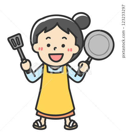 一位家庭主婦穿著圍裙用煎鍋煮飯 123233297