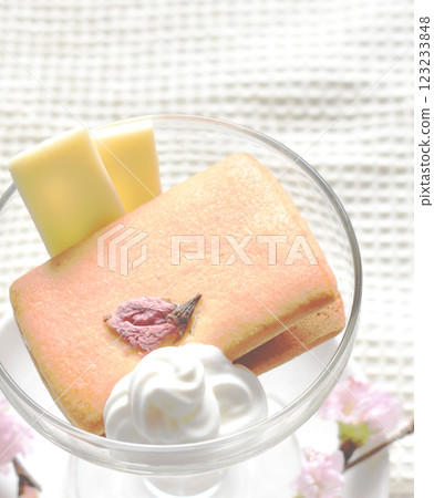 櫻花與春櫻甜點 白巧克力 123233848