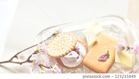 Cherry blossoms and spring cherry blossom sweets White chocolate Cherry blossoms and spring cherry blossom sweets White chocolate 123233849