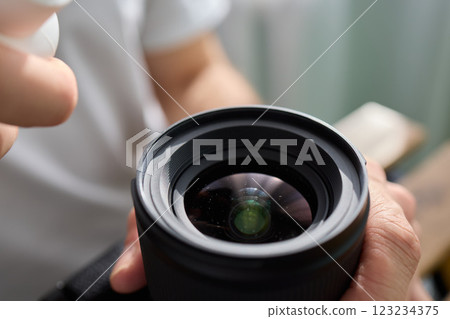 Successfully Cleaning Your Camera Lens with a High-quality Microfiber Cloth to Ensure Clarity 123234375