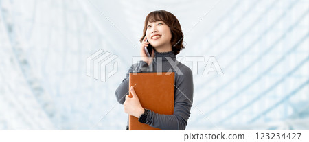 Smiling woman/businesswoman talking on smartphone 123234427