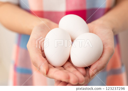 女子手拿生雞蛋的圖片（庫存照片） 123237296