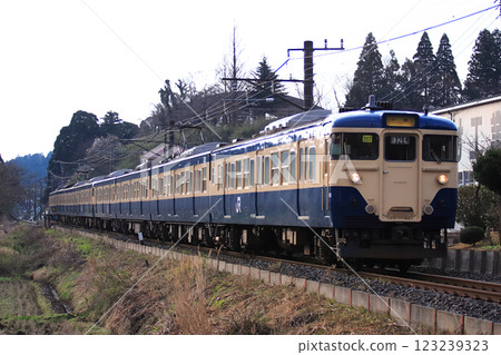 總武本線運行八輛 113 系列列車 總武本線運行八輛 113 系列列車 123239323