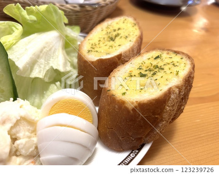 大蒜吐司早餐盤 123239726