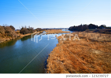 從深谷市重忠橋望去,荒川幹流和下游的美景盡收眼底 從深谷市重忠橋望去,荒川幹流和下游的美景盡收眼底 123239727