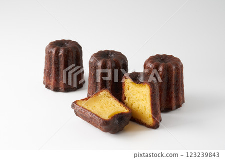 Canelé de Bordeaux Western sweets image Canelé de Bordeaux Western sweets image 123239843