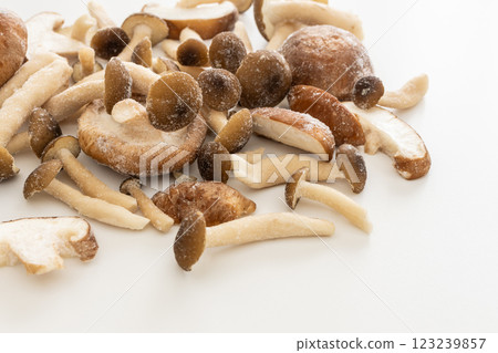 冷凍菇類：冷凍香菇和姬菇 123239857