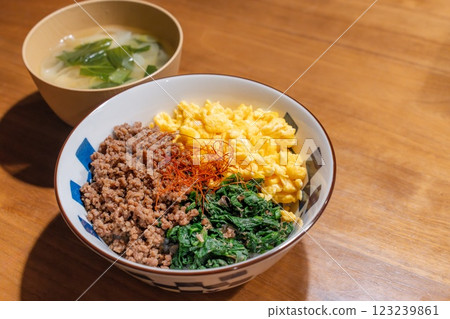 Delicious 3 meal bowl 123239861