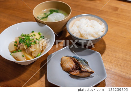 餐桌上有肉、馬鈴薯和照燒黃尾魚 餐桌上有肉、馬鈴薯和照燒黃尾魚 123239893