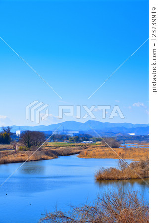 深谷市六石水渠附近，荒川幹流與秩父山脈的美麗風景 123239919