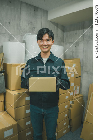 倉庫工作 123240078