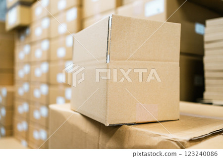 正在包裝的紙板箱 123240086