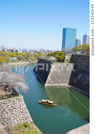 從大阪城護城河望去的建築物,櫻花盛開 從大阪城護城河望去的建築物,櫻花盛開 123240549