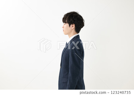 一個年輕的商人 123240735