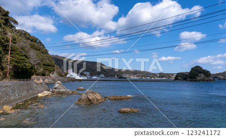 Shizuoka Prefecture, Coast in the direction of Inubashiri Island as seen from the Bayside Promenade [Fuji-Hakone-Izu National Park] Shimoda City 123241172