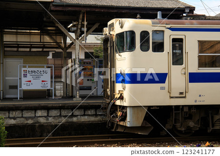 Kiha 140 series diesel railcar (Kiha 147 type) parked at Tagawa Gotoji Station Kiha 140 series diesel railcar (Kiha 147 type) parked at Tagawa Gotoji Station 123241177