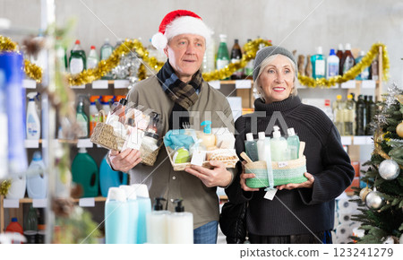 Elderly couple choosing a gift set for Christmas 123241279