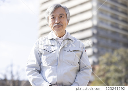 公寓和穿工作服的男人 123241292