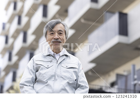 公寓和穿工作服的男人 123241310