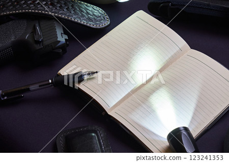 海軍藍色制服上的手電筒和筆記本 海軍藍色制服上的手電筒和筆記本 123241353