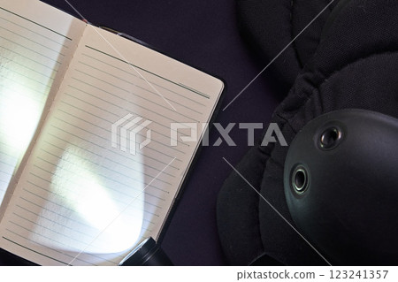 海軍藍色制服上的手電筒和筆記本 123241357