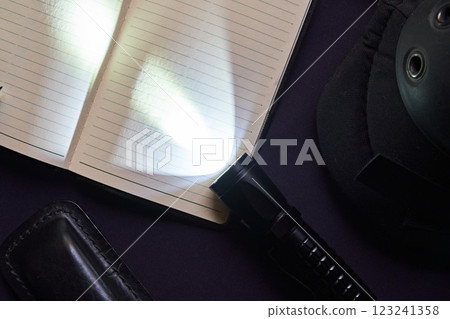 海軍藍色制服上的手電筒和筆記本 123241358