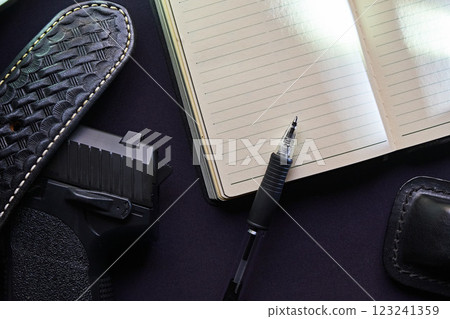 海軍藍色制服上的手電筒和筆記本 123241359