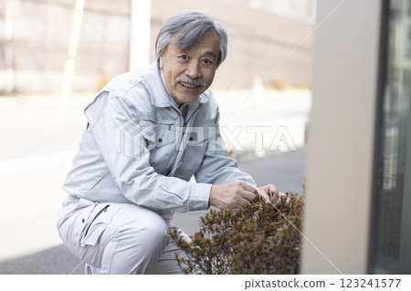 公寓和穿工作服的男人 123241577