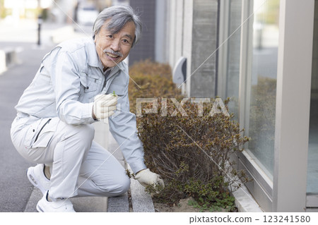 Apartment and man in work clothes 123241580