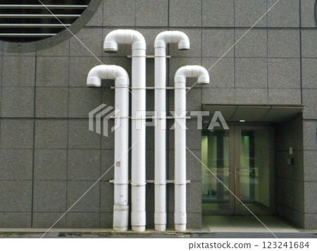 安裝在建築物牆壁上的管道 安裝在建築物牆壁上的管道 123241684