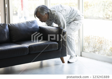 穿著工作服的老人搬運家具 123241889