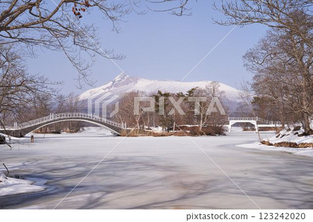 Hokkaido: Frozen Lake Onuma and Hokkaido Komagatake Hokkaido: Frozen Lake Onuma and Hokkaido Komagatake 123242020