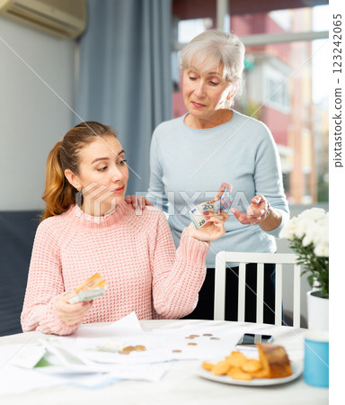 Daughter giving money to mother 123242065