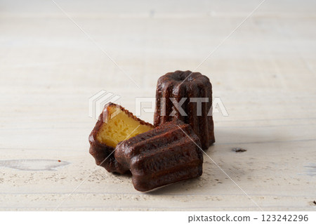 Canelé de Bordeaux Western sweets image Canelé de Bordeaux Western sweets image 123242296