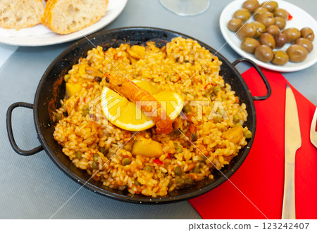 Paella with seafood - traditional Spanish dish 123242407