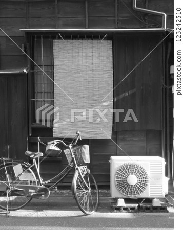 自行車放置在後巷 自行車放置在後巷 123242510