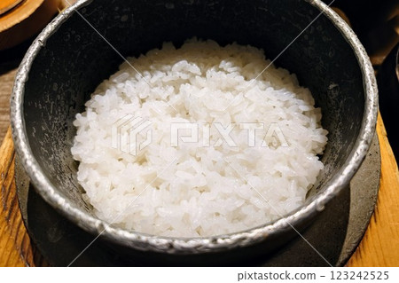 熱騰騰的米飯在鍋裡煮熟 熱騰騰的米飯在鍋裡煮熟 123242525