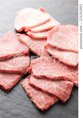 Raw Japanese black beef, grade 5, top stripes and chestnuts 123242601