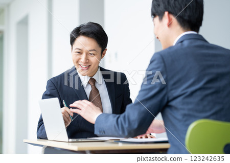 商界人士正在開會。 商界人士正在開會。 123242635