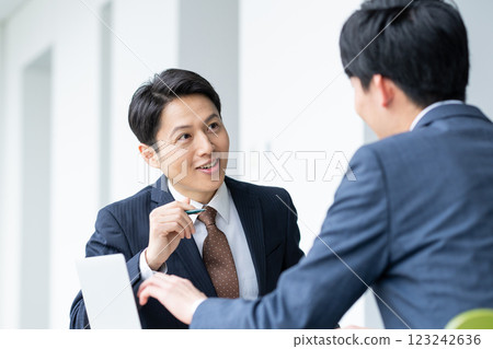 商界人士正在開會。 商界人士正在開會。 123242636