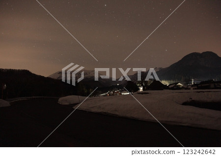 夜空、星星和大山 123242642