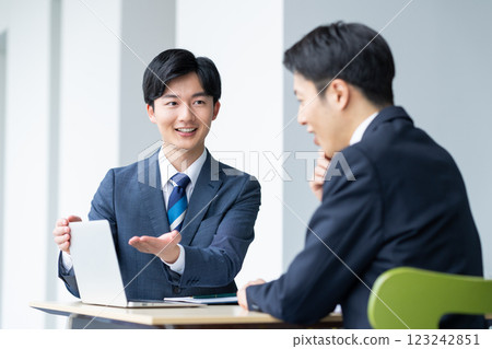 從事銷售工作的年輕商人。 123242851