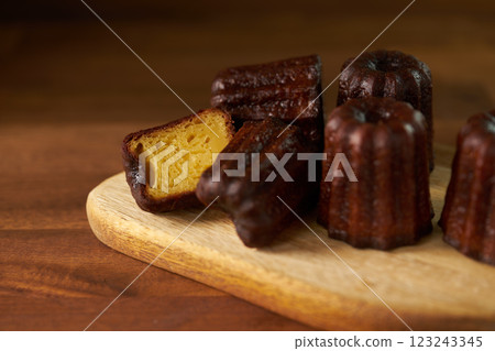 Canelé de Bordeaux Western sweets image Canelé de Bordeaux Western sweets image 123243345