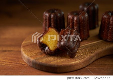 Canelé de Bordeaux Western sweets image Canelé de Bordeaux Western sweets image 123243346