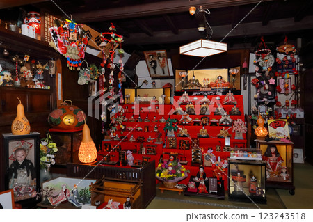 浪漫的茨城（「雛人偶」久違地公開，大家露出燦爛的笑容迎接）櫻川市 真壁雛節 123243518