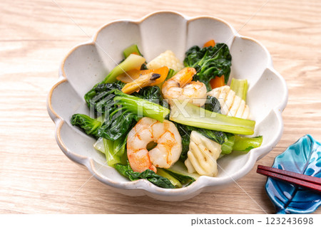 Stir-fried tatsoi and seafood 123243698