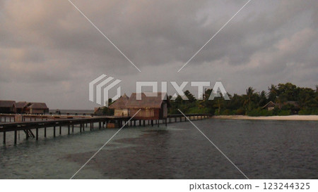 夕陽下的水上小屋 123244325