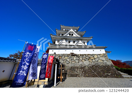 Mino Province, Gujo Hachiman Castle, "The castle tower is on fire", blue sky and autumn leaves 123244420