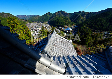 Mino Province, Gujo Hachiman Castle, "The castle tower is on fire", blue sky and autumn leaves Mino Province, Gujo Hachiman Castle, "The castle tower is on fire", blue sky and autumn leaves 123244476