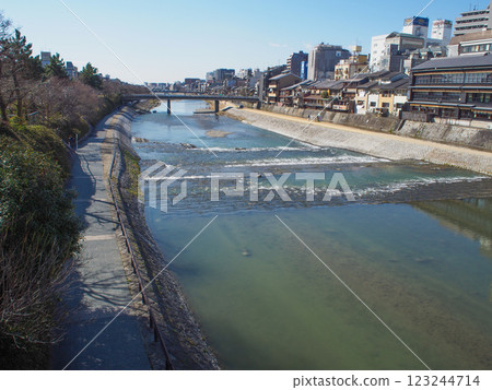 京都鴨川河畔的城市風光 123244714